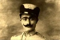 عکس| سفر در زمان؛ «احمد امیراحمدی، نخستین سپهبد ایران» در میان افسران تحت امرش