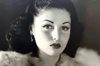 عکس| سفر در زمان؛ «محمدرضا پهلوی» در حال گفتگو با همسر اول و مصری اش در سعدآباد؛ سال 1321