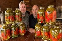 ببینید| غذای روستایی در روسیه؛ تهیه ترشی با خیار، گوجه و فلفل توسط زوج داغستانی