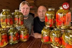 ببینید| غذای روستایی در روسیه؛ تهیه ترشی با خیار، گوجه و فلفل توسط زوج داغستانی
