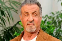 عکس| سفر در زمان؛ «سیلوستر استالونه» در صحنه ای از فیلم «مسابقه مرگ 2000»؛ سال 1353