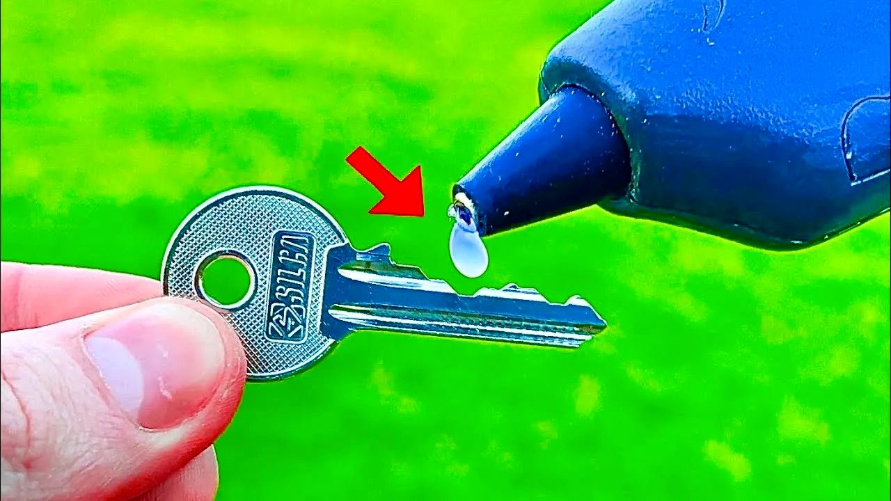 (ویدئو) چگونه یک شاه کلید برای بازکردن تمام قفل ها در خانه بسازیم؟
