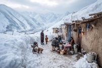 ببینید؛ غذای روستایی در افغانستان؛ پخت یک غذای محلی با مرغ و سیب زمینی در غار
