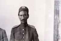 عکس| سفر زمان؛ «راهزن زنجیرشده» در کنار ماموران دولتی؛ دوران قاجار