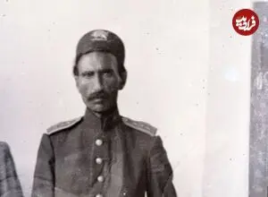 عکس| سفر زمان؛ «راهزن زنجیرشده» در کنار ماموران دولتی؛ دوران قاجار