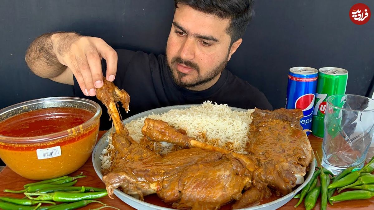 (ویدئو) خوردن 2 ران بزرگ گوسفند پخته شده توسط جوان مشهور پاکستانی