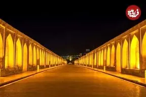 عکس| سفر به ایران قدیم؛ عکس یادگاری مردان اصفهانی روی سی و سه پل؛ 136 سال قبل