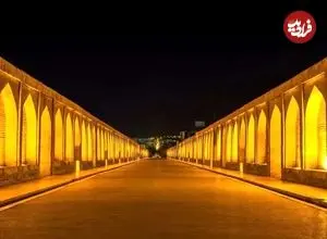 عکس| سفر به ایران قدیم؛ عکس یادگاری مردان اصفهانی روی سی و سه پل؛ 136 سال قبل