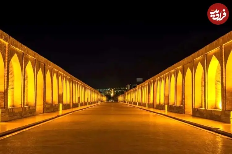 عکس| سفر به ایران قدیم؛ عکس یادگاری مردان اصفهانی روی سی و سه پل؛ 136 سال قبل