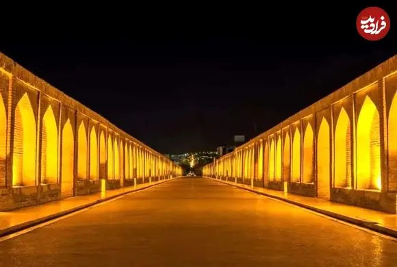 عکس| سفر به ایران قدیم؛ عکس یادگاری مردان اصفهانی روی سی و سه پل؛ 136 سال قبل