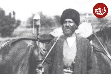 عکس| سفر زمان؛ قلیان کشیدن ایستاده «حبیب‌الله خان» در یکی از سفرهای ناصرالدین شاه