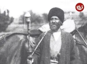 عکس| سفر زمان؛ قلیان کشیدن ایستاده «حبیب‌الله خان» در یکی از سفرهای ناصرالدین شاه