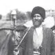 عکس| سفر زمان؛ قلیان کشیدن ایستاده «حبیب‌الله خان» در یکی از سفرهای ناصرالدین شاه