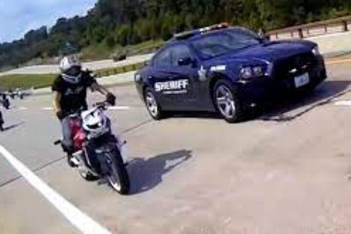 ( ویدیو) خونسردی عجیب موتورسوار تحت تعقیب توسط پلیس در خیابان