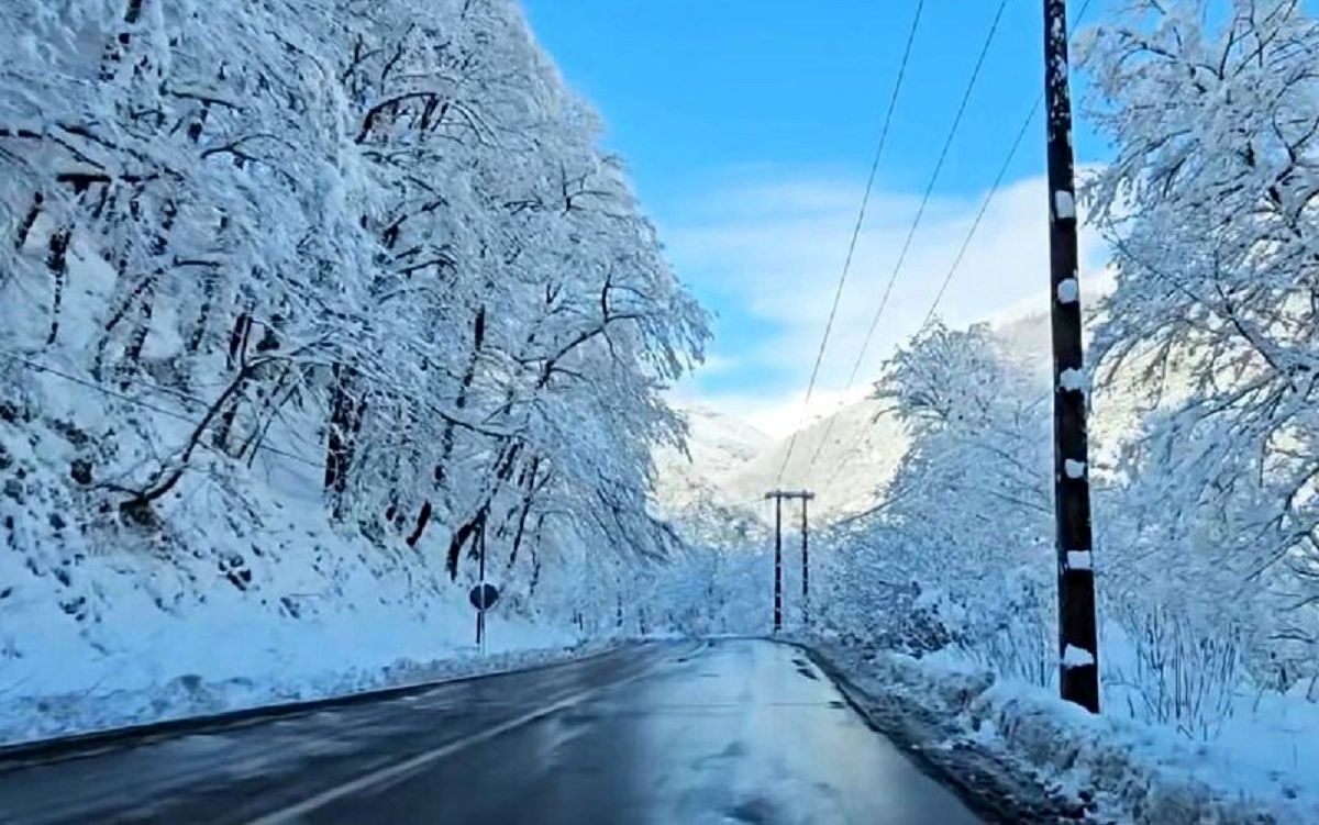 (ویدئو) جلوه های زیبایی از بارش برف پاییزی در ارتفاعات ماسوله