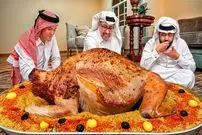 ببینید| غذای روستایی در قطر؛ پخت یک غذای سنتی با شتر برای مراسم عروسی