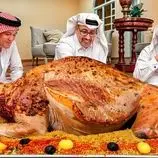 ببینید| غذای روستایی در قطر؛ پخت یک غذای سنتی با شتر برای مراسم عروسی