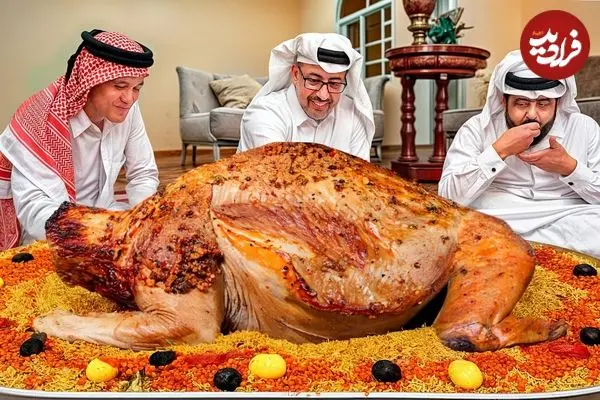 ببینید| غذای روستایی در قطر؛ پخت یک غذای سنتی با شتر برای مراسم عروسی