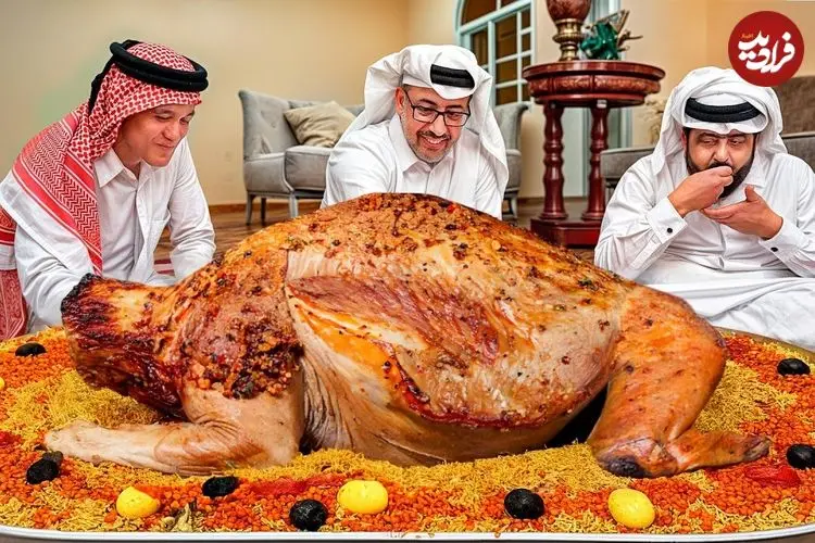 ببینید| غذای روستایی در قطر؛ پخت یک غذای سنتی با شتر برای مراسم عروسی