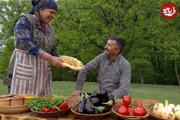 ببینید| غذای روستایی در آذربایجان؛ پخت دلمه بادمجان، نان و تهیه دمنوش در طبیعت