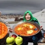 ببینید| غذای روستایی در افغانستان؛ پخت کیک خانگی روی آتش توسط زوج مسن افغان