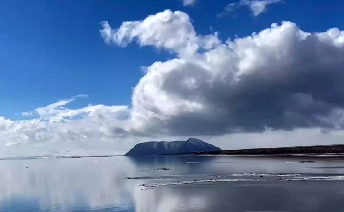 (ویدئو) تصاویری دیدنی از جوشش یک چشمه در بستر دریاچه ارومیه!