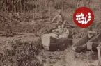 عکس| سفر زمان؛ مردان و کودکان گیلانی با قایق در رودخانه؛ دوران قاجار