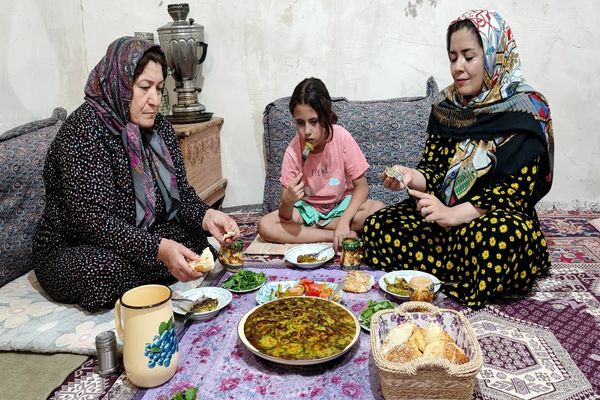 ببینید| غذای روستایی در ایران؛ برداشت کدو سبز از مزرعه و تهیه کوکو با آن در روستا