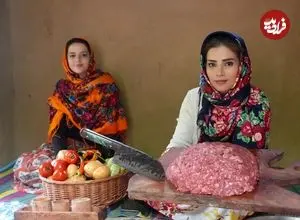 ببینید| غذای روستایی در ایران؛ پخت دلمه بادمجان و گوجه فرنگی 