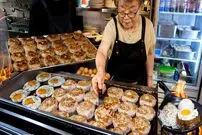 ببینید| غذای خیابانی در کره؛ پخت یک استیک مخصوص به روش یک مادربزرگ 74 ساله در سئول