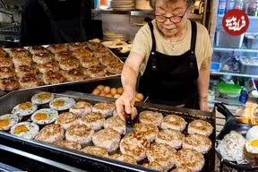 ببینید| غذای خیابانی در کره؛ پخت یک استیک مخصوص به روش یک مادربزرگ 74 ساله در سئول