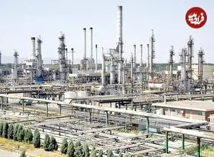 عکس| سفر زمان؛ «خری با بار آجر» در پالایشگاه آبادان؛ 81 سال قبل