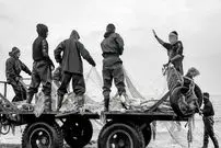 عکس| سفر در زمان؛ صیادان ایرانی در دریای خزر و در اواخر دوره قاجار