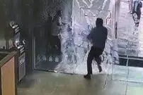 (ویدیو) لحظه عجیب و دردناک برخورد یک مرد با شیشه مغازه