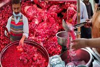 ببینید؛ غذای خیابانی در پاکستان؛ تهیه آب انار در کراچی