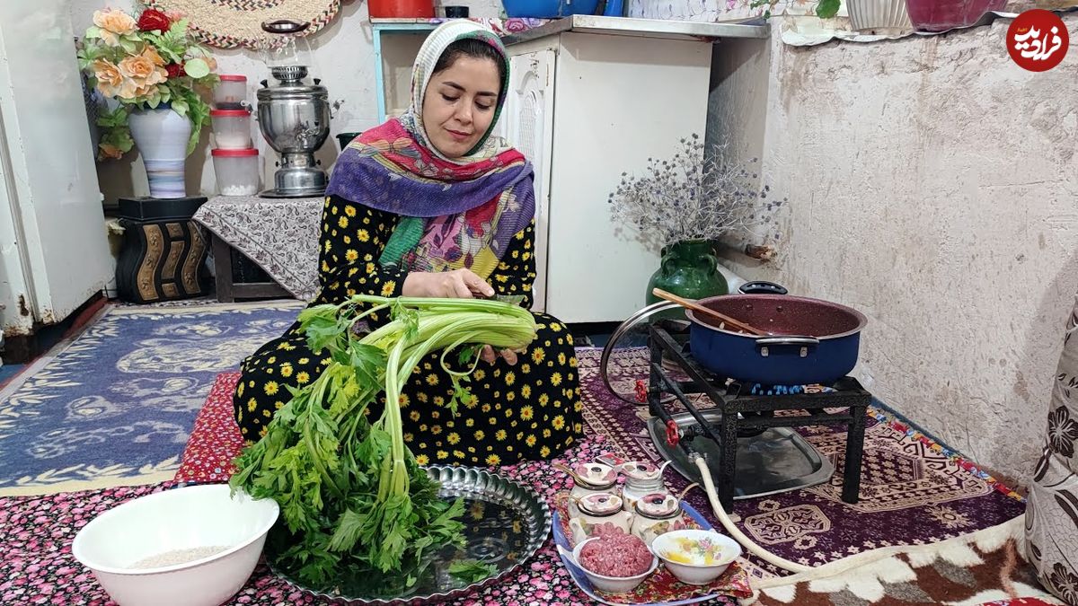 ببینید| غذای روستایی در ایران؛ پخت کرفس پلو با گوشت بره در روستا