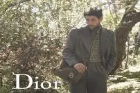 عکس| اسم واقعی مردی که با این کت و شلوار و پیراهن چهارخانه در ایران جنجال به پا کرد