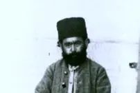 عکس| سفر زمان؛ «اسماعیل شپش» در حیاط قصر ناصرالدین شاه؛ 131 سال قبل