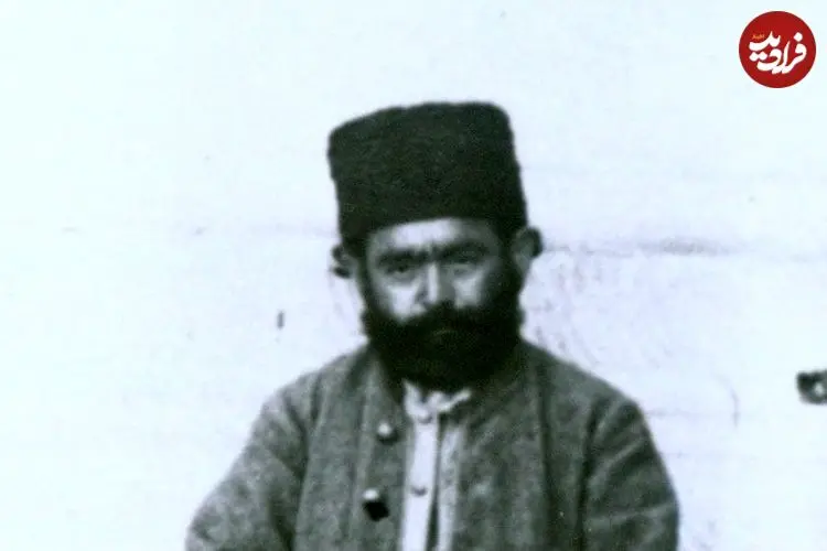 عکس| سفر زمان؛ «اسماعیل شپش» در حیاط قصر ناصرالدین شاه؛ 131 سال قبل