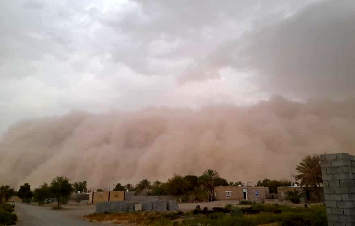 (ویدئو) طوفان شدید در کرمان؛ شکسته شدن ۲۶ تیربرق و قطع برق ۱۳ روستا