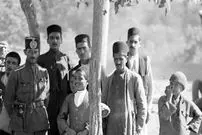 عکس| سفر به ایران قدیم؛ عکس یادگاری روستایی‌های با یک سرباز؛ 100 سال قبل