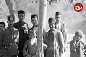 عکس| سفر به ایران قدیم؛ عکس یادگاری روستایی‌های با یک سرباز؛ 100 سال قبل