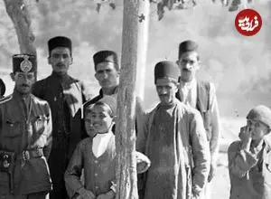 عکس| سفر به ایران قدیم؛ عکس یادگاری روستایی‌های با یک سرباز؛ 100 سال قبل