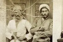 عکس| سفر به ایران قدیم؛ عکس دسته‌جمعی «درویش‌ها» در حیاط یک خانه؛ 130 سال قبل
