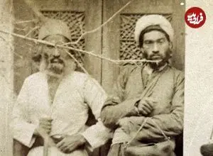 عکس| سفر به ایران قدیم؛ عکس دسته‌جمعی «درویش‌ها» در حیاط یک خانه؛ 130 سال قبل