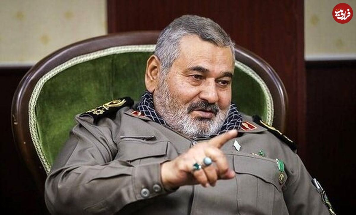 عکس؛ سفر به تاریخ؛ «سردار فیروزآبادی» در حال دریافت حکم سرلشکری از رهبر انقلاب؛ سال 1374