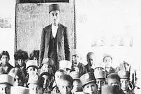 عکس| سفر به ایران قدیم؛ دانش‌آموزان ابتدایی و معلمشان در کلاس؛ 100 سال قبل