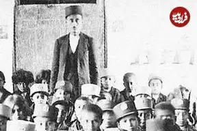 عکس| سفر به ایران قدیم؛ دانش‌آموزان ابتدایی و معلمشان در کلاس؛ 100 سال قبل