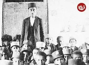 عکس| سفر به ایران قدیم؛ دانش‌آموزان ابتدایی و معلمشان در کلاس؛ 100 سال قبل