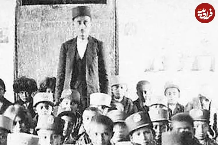 عکس| سفر به ایران قدیم؛ دانش‌آموزان ابتدایی و معلمشان در کلاس؛ 100 سال قبل